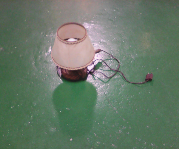 Lampara sobre mesa-1