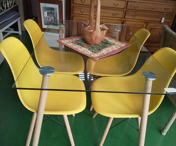 Conjunto mesa y sillas-1