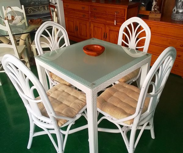 Conjunto mesa y sillas-1