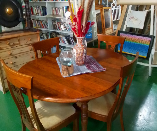 Conjunto mesa y sillas-1