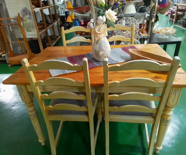 Conjunto mesa y sillas-2